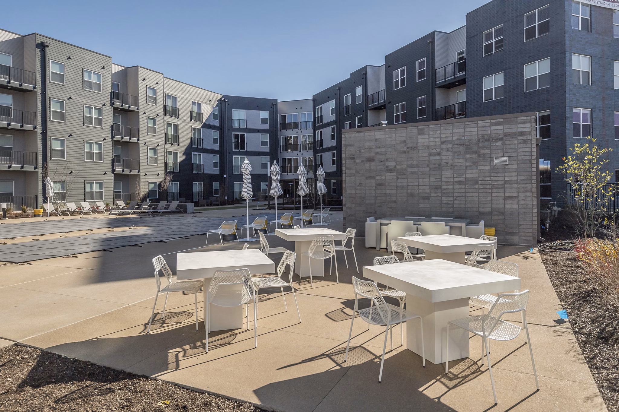 Tranquil courtyard with lush landscaping at Sunnen Station Apartments, perfect for relaxation and outdoor gatherings