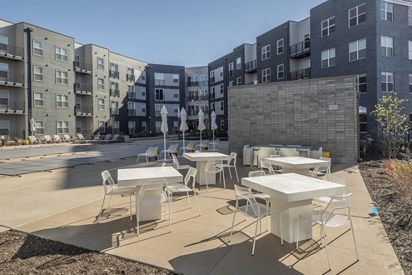 courtyard at Sunnen Station Apartments