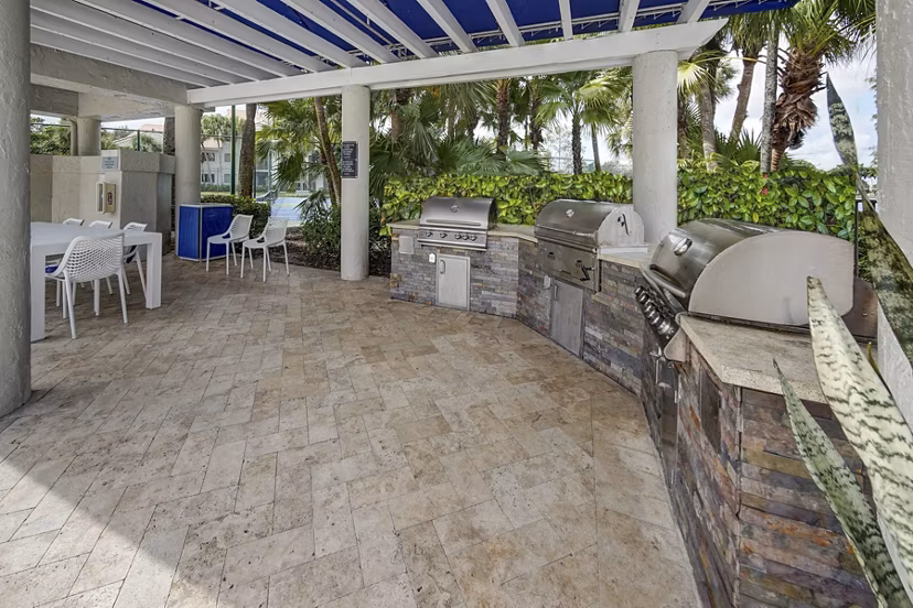 Grill area with outdoor seating at La Morada at Weston Apartments, perfect for gathering and Barbecues