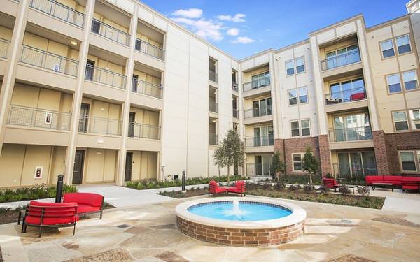 courtyard at HiLine Heights Apartments