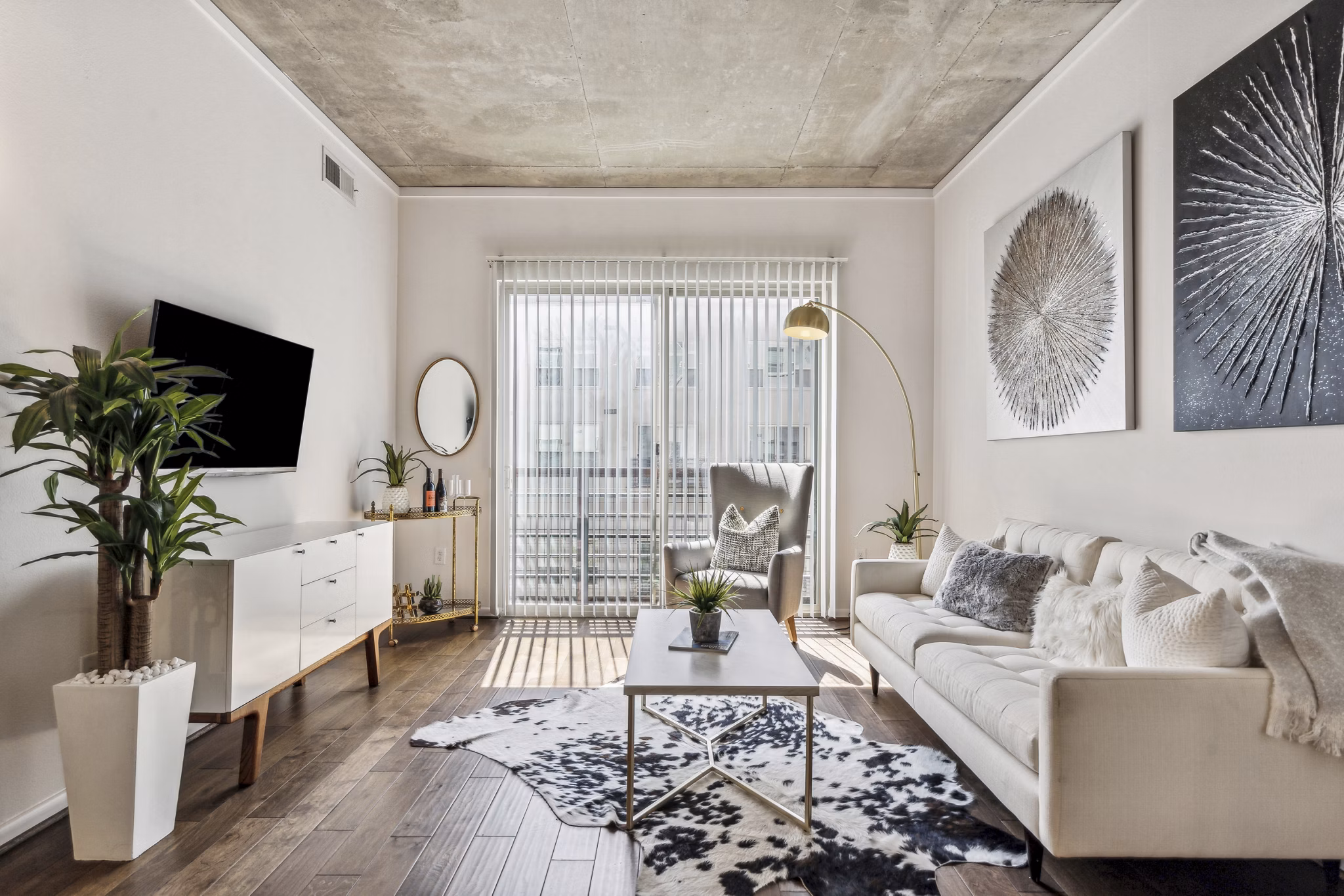 Gallery at Turtle Creek Apartments: Stylish living room with modern decor and ample natural light
