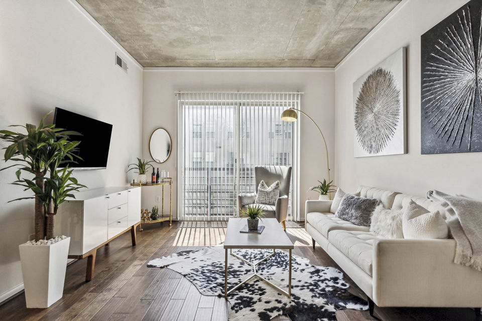 Gallery at Turtle Creek Apartments: Stylish living room with modern decor and ample natural light