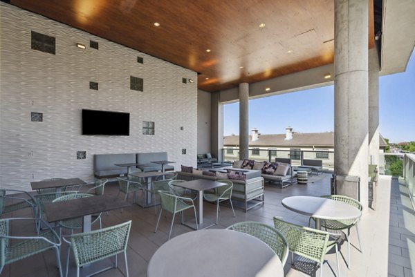 Chic courtyard in Gallery at Turtle Creek Apartments - luxury outdoor space with seating and lush greenery
