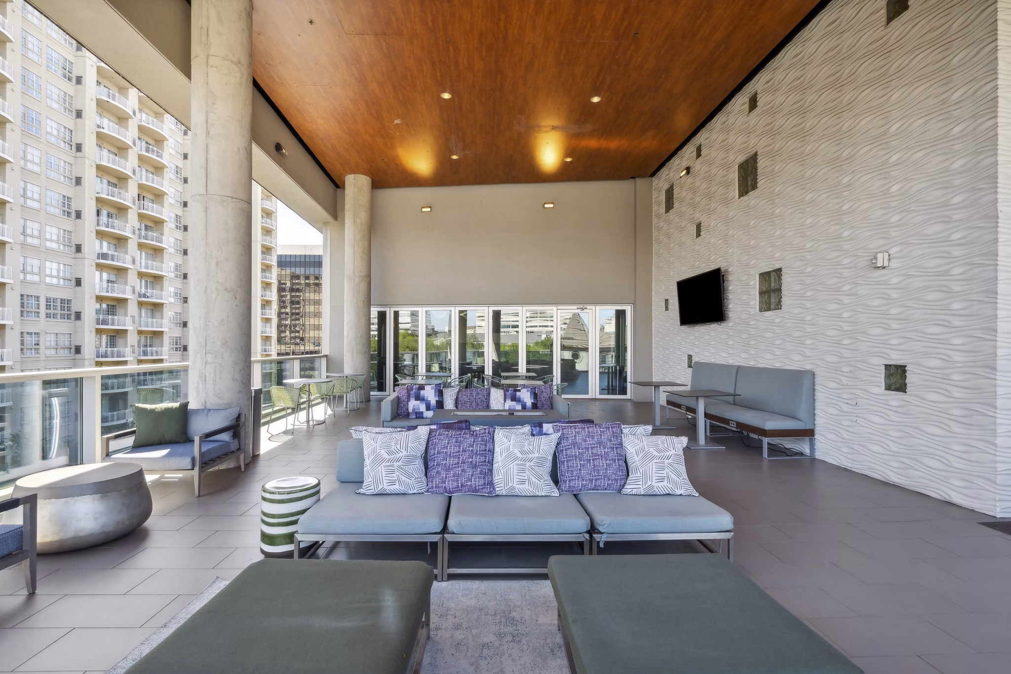 Peaceful courtyard with lush greenery at Gallery at Turtle Creek Apartments
