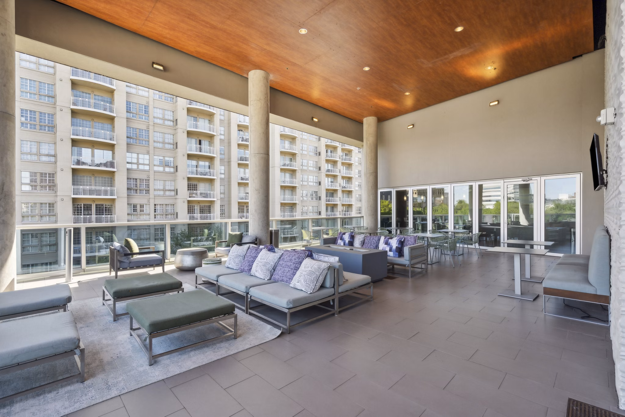 Serene courtyard with lush greenery at Gallery at Turtle Creek Apartments, perfect for relaxation and community gatherings