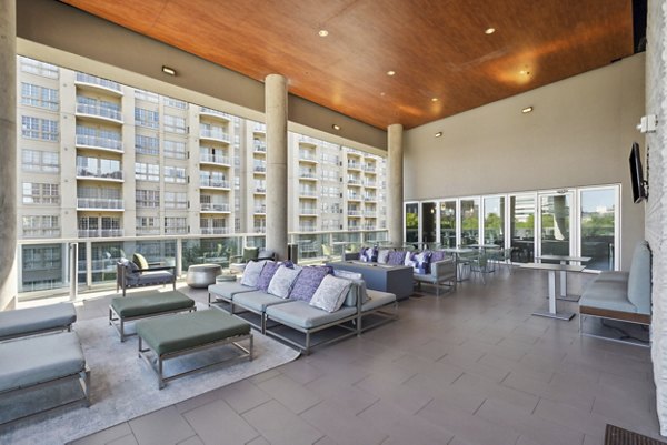 Serene courtyard with lush greenery at Gallery at Turtle Creek Apartments, perfect for relaxation and community gatherings
