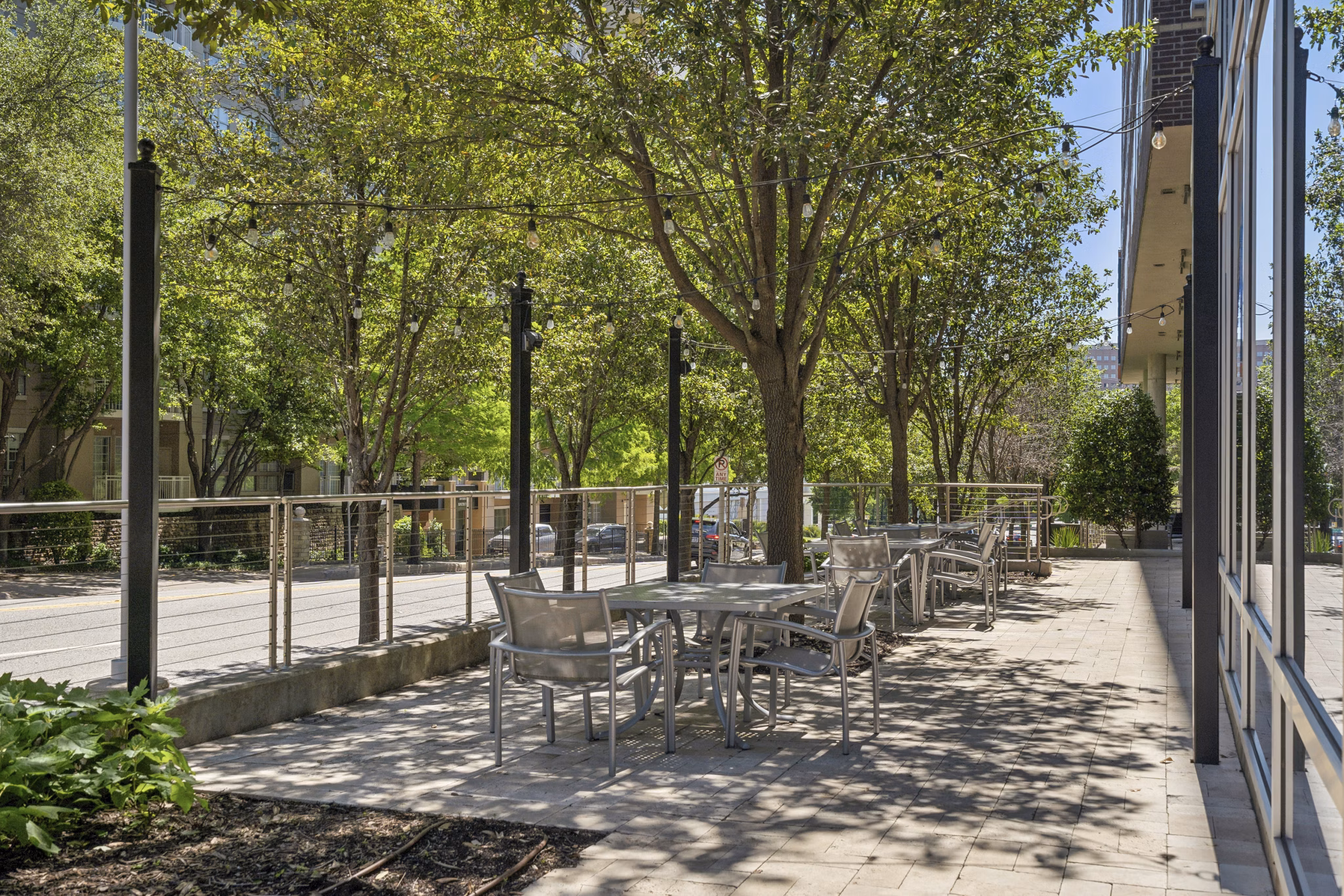 Tranquil courtyard with lush greenery at Gallery at Turtle Creek Apartments featuring outdoor seating areas