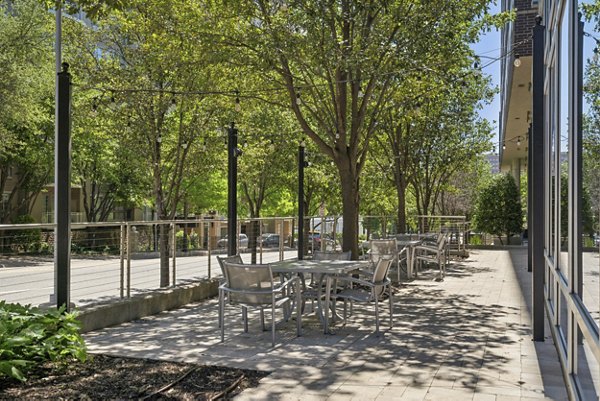 Tranquil courtyard with lush greenery at Gallery at Turtle Creek Apartments featuring outdoor seating areas