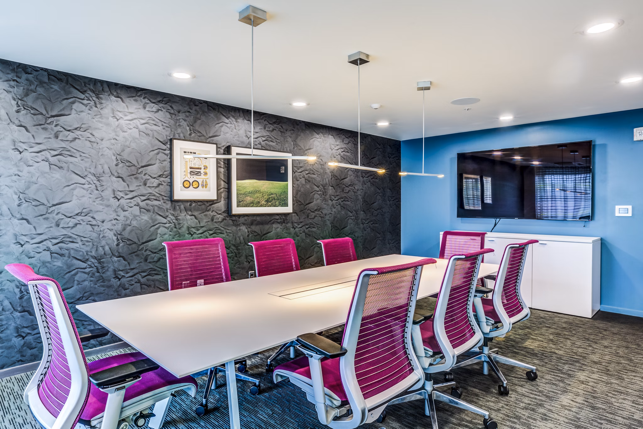 Modern meeting facility equipped with conference table and chairs at Zinc Apartments, ideal for collaborative work sessions and events