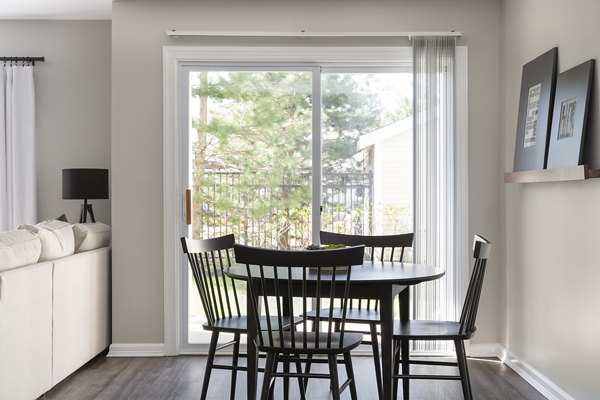 dining room at Pembroke Woods Apartments                    