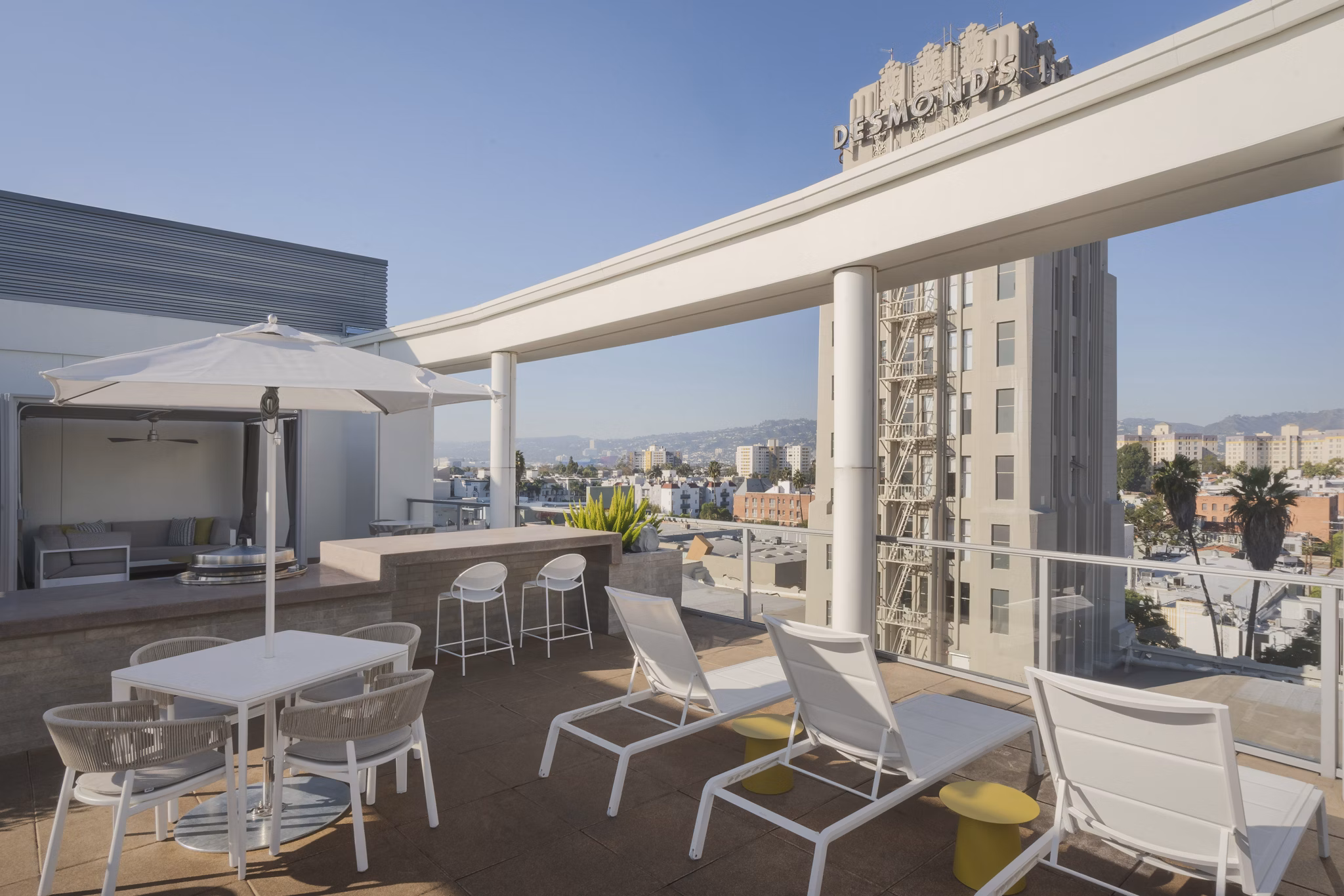 grill area at Desmond at Wilshire Apartments 