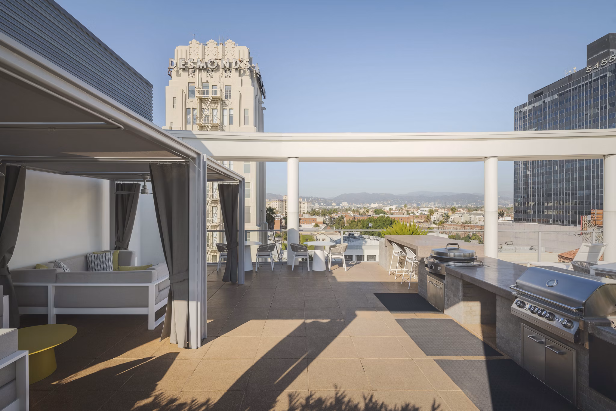 grill area at Desmond at Wilshire Apartments 