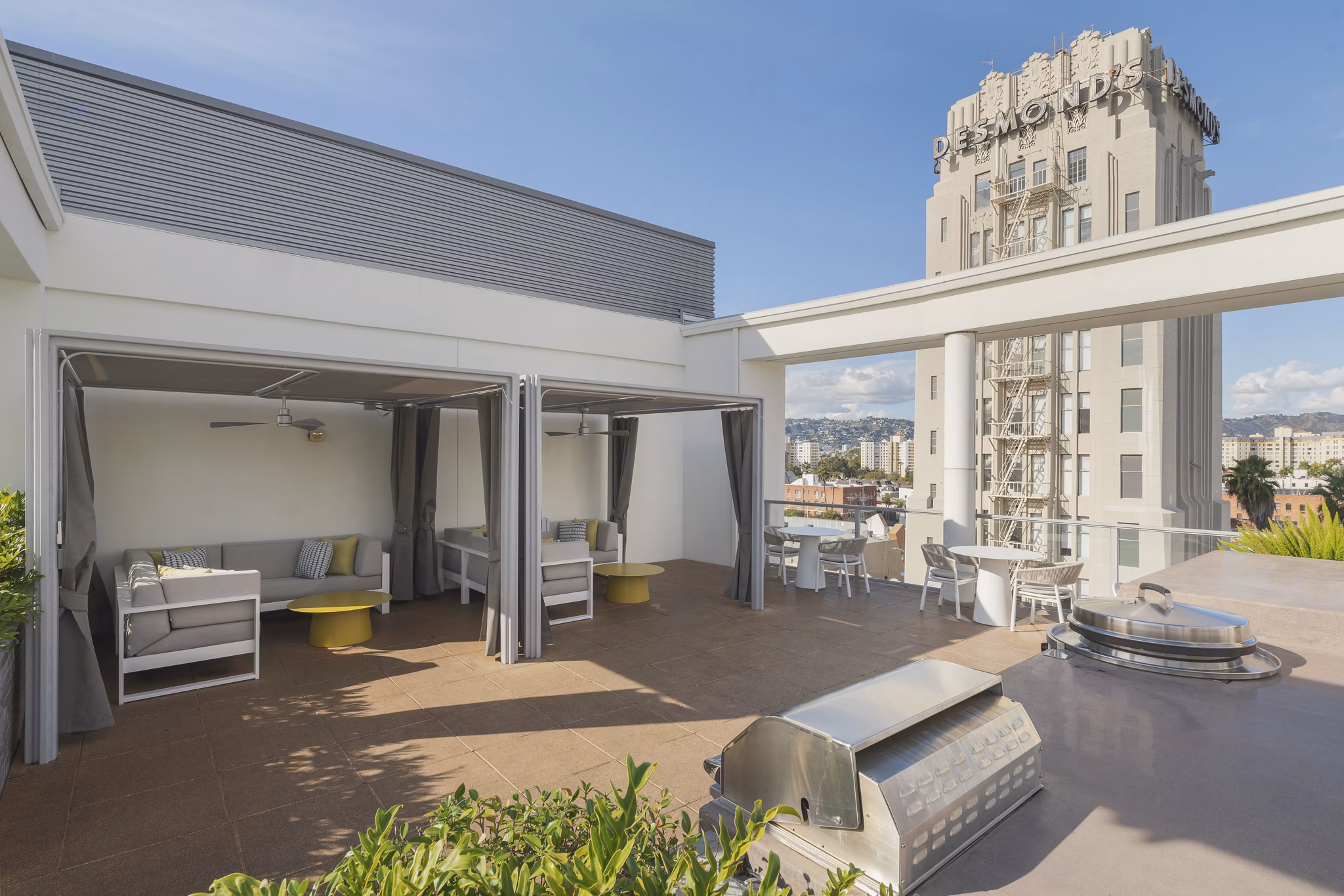 grill area at Desmond at Wilshire Apartments 