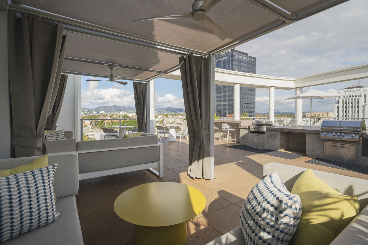 Roof deck at Desmond At Wilshire (7 of 8)
