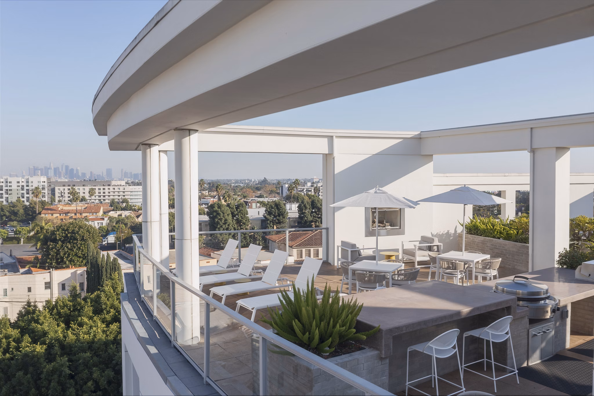 grill area at Desmond at Wilshire Apartments 