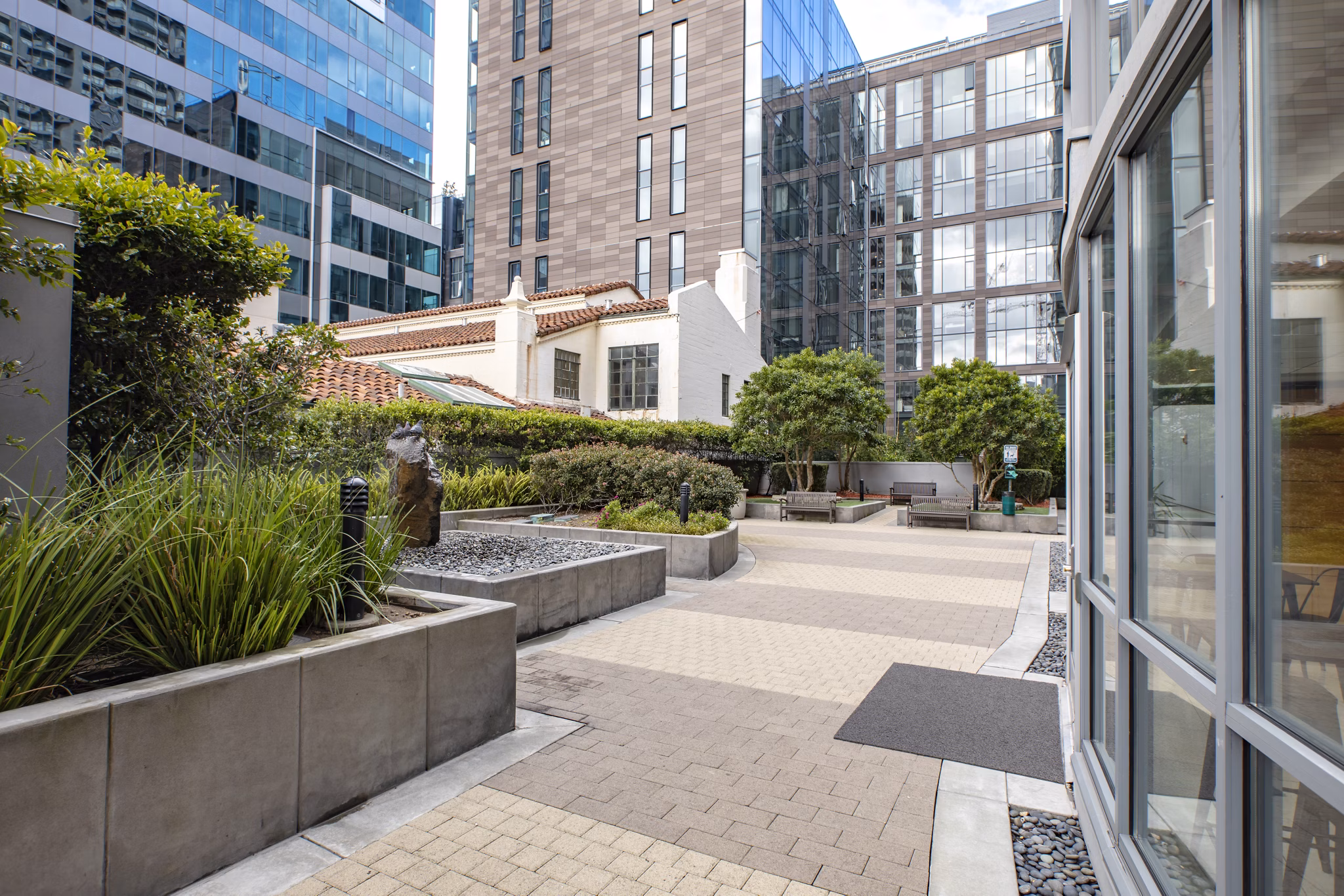 Argenta Apartments: Lush courtyard with seating and landscaping in San Francisco, offering a tranquil escape within luxury urban living
