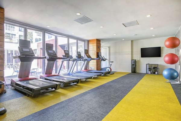 Vara Apartments: Modern fitness center with state-of-the-art equipment for luxury living in prime San Francisco location