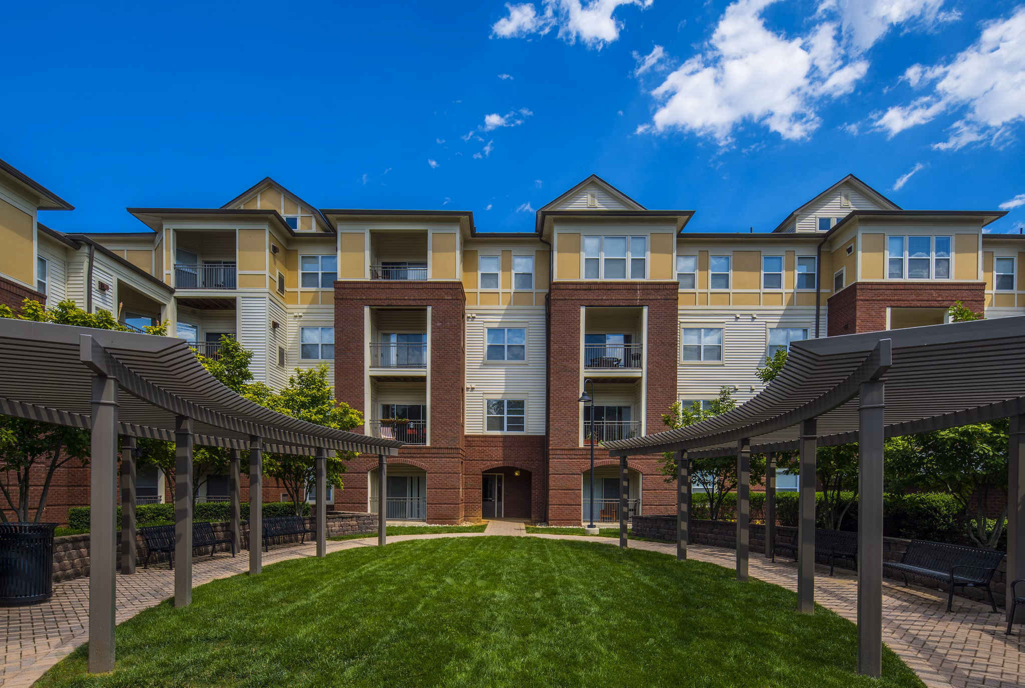 Bailey's Crossing: Elegant garden-style luxury apartments in Alexandria, offering a sleek design