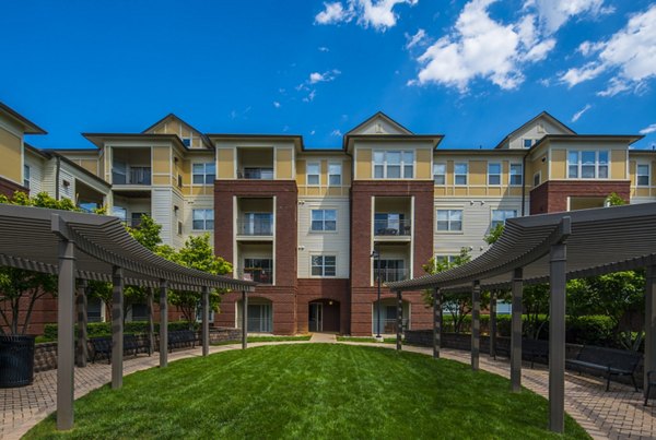 Bailey's Crossing: Elegant garden-style luxury apartments in Alexandria, offering a sleek design