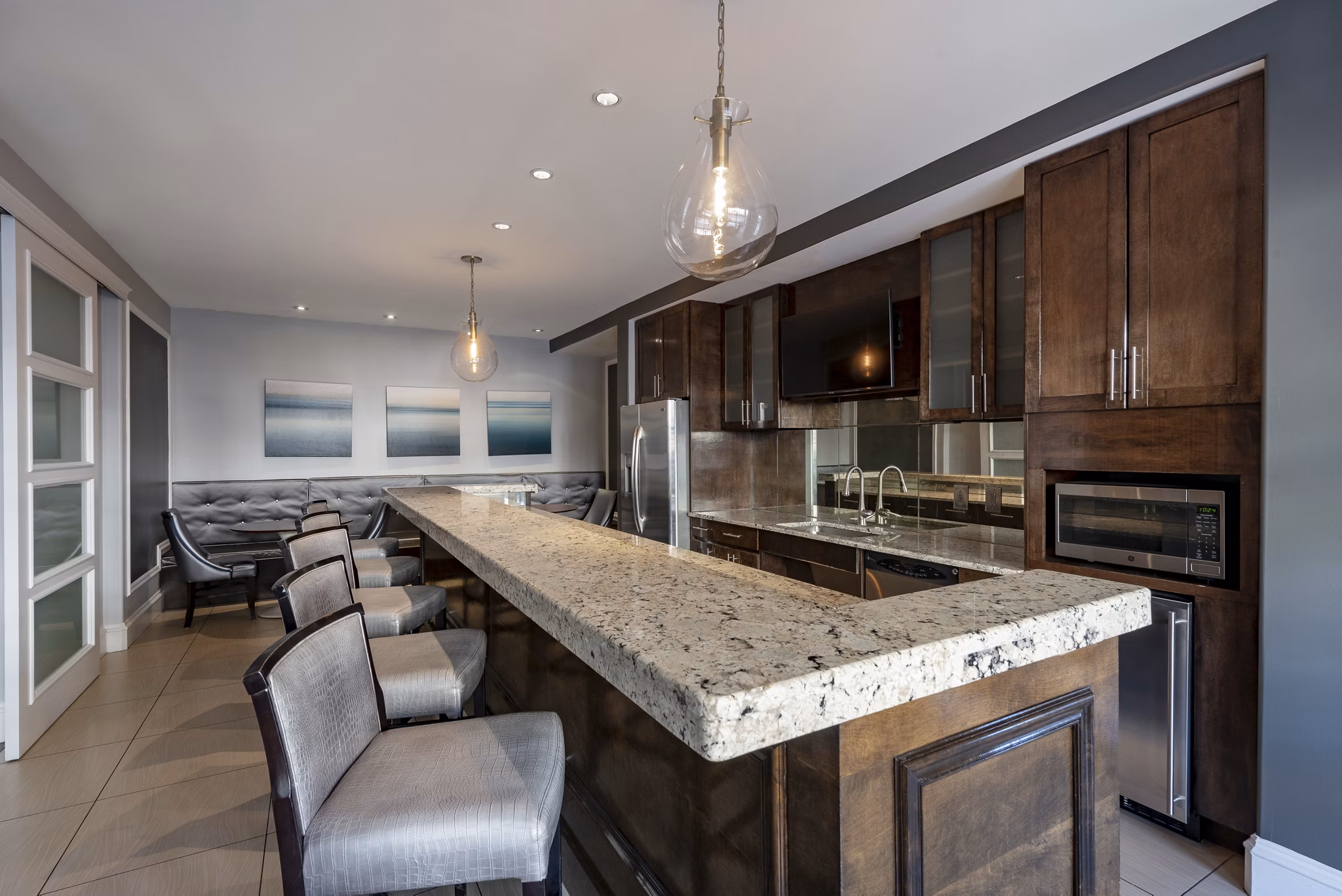 Bailey's Crossing: Updated luxury apartments with modern exteriors in Alexandria after 2021 renovations