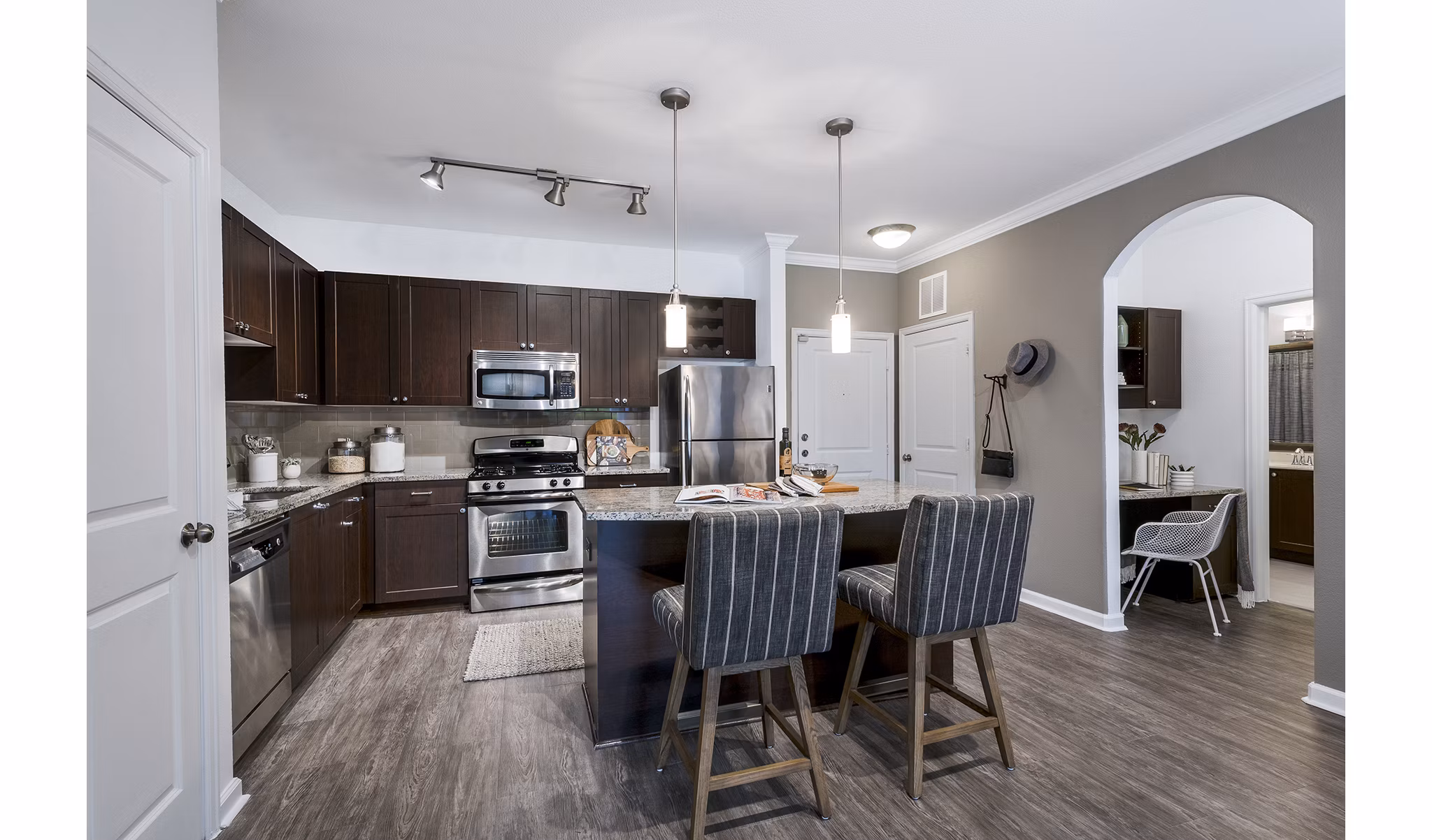 Baileys Crossing: Renovated luxury apartments with modern design elements in Alexandria