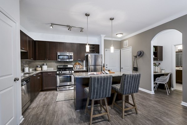Baileys Crossing: Renovated luxury apartments with modern design elements in Alexandria