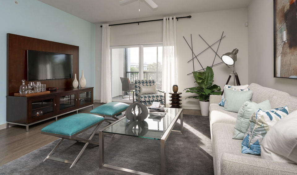 Spacious living room featuring modern furnishings and ample natural light at The Franklin Delray Apartments