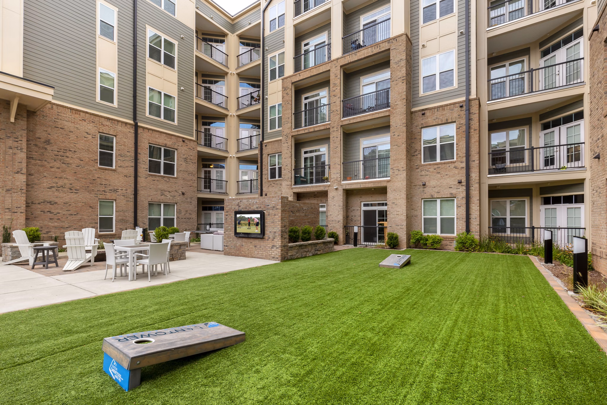 courtyard at Lantower Weston Corners Apartments