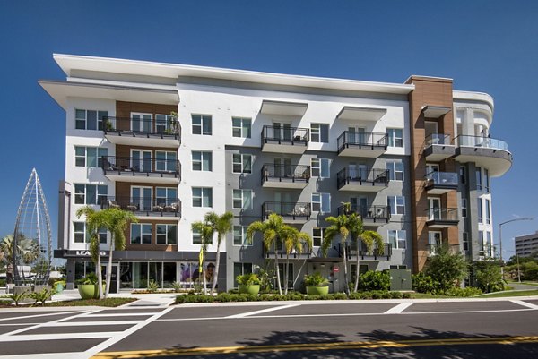 Anchor Riverwalk Apartments: Modern luxury apartments by the river in downtown city location