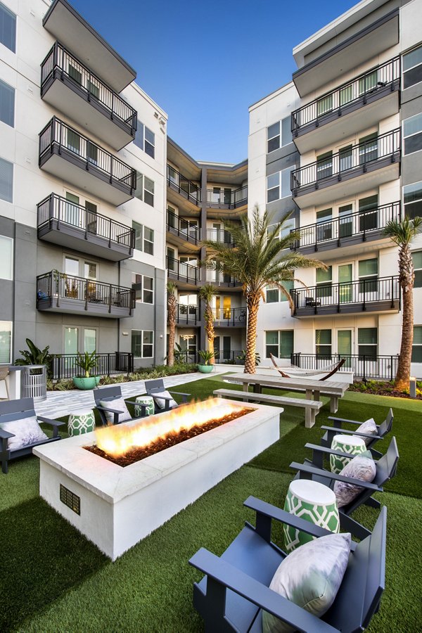 Anchor Riverwalk: Modern luxury apartments near the river in vibrant downtown area