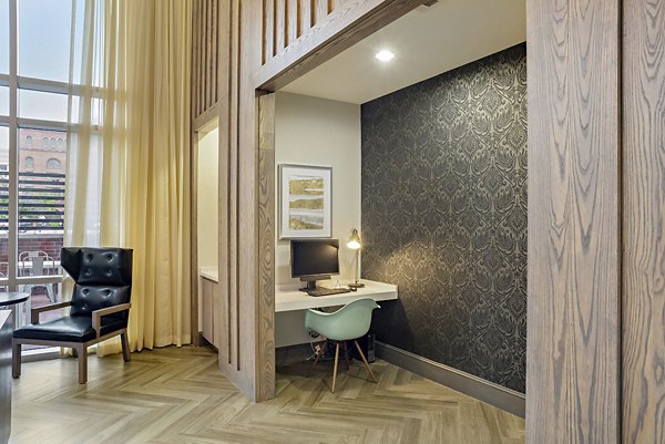 Clubhouse featuring modern design and ample seating at 555 Ross Apartments in the heart of Dallas