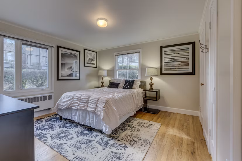 Cozy bedroom with modern furnishings in Shorewood Heights Apartments