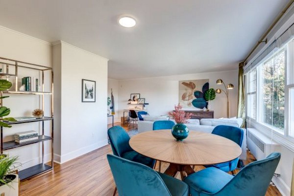 Dining room featuring elegant furnishings at Shorewood luxury apartments