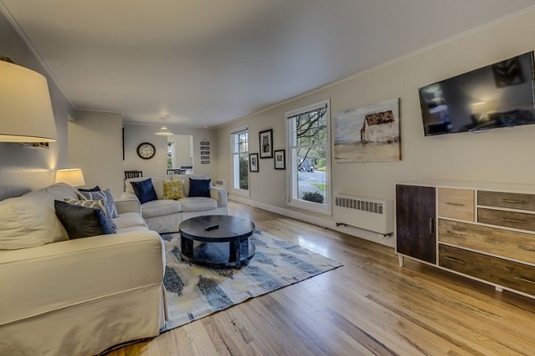 living room at Shorewood Heights Apartments                  