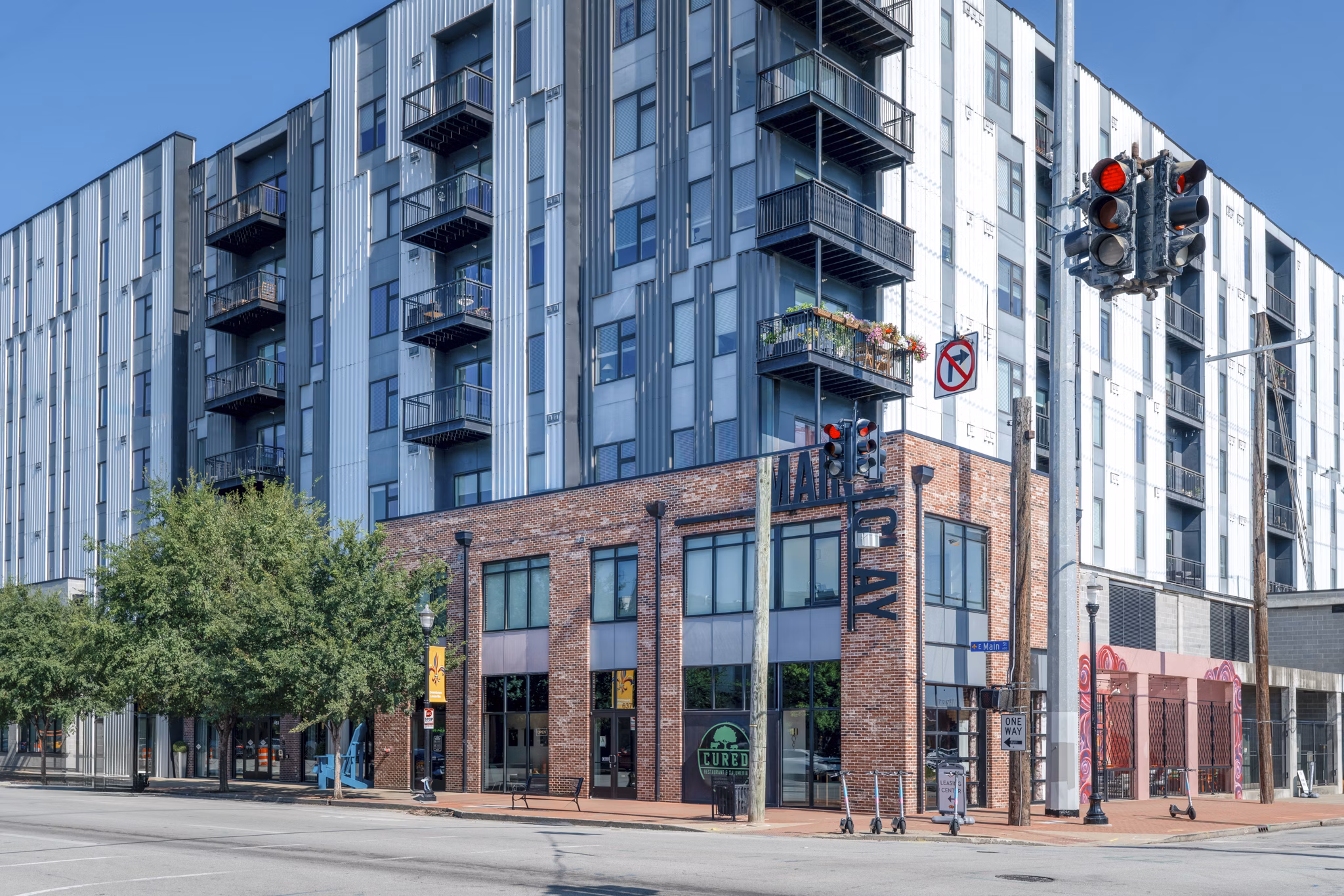 BUIDLING at Main & Clay Apartments