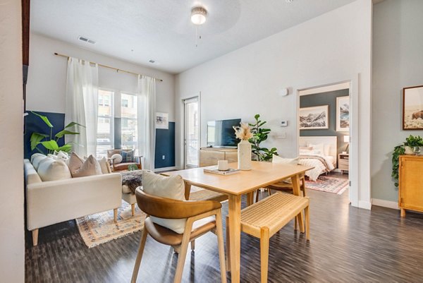 dining area at Novi at Jordan Valley Station Apartments