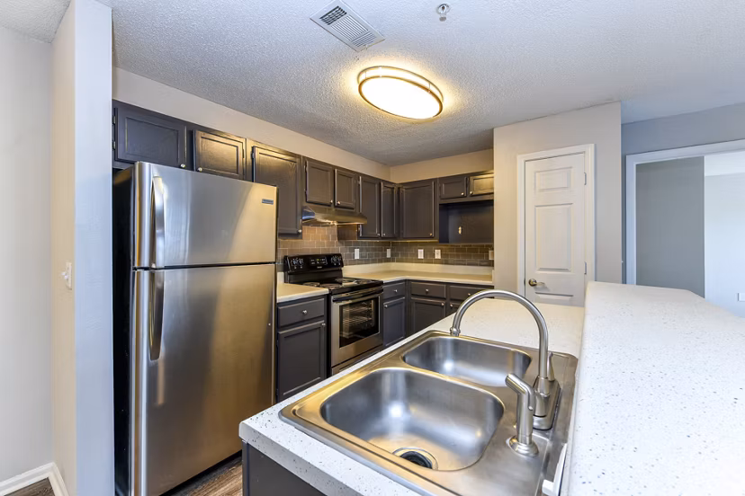 Spacious kitchen with modern appliances at The Palmer ApartmentsLuxuryãƒ¼ã‚«ãƒ¼