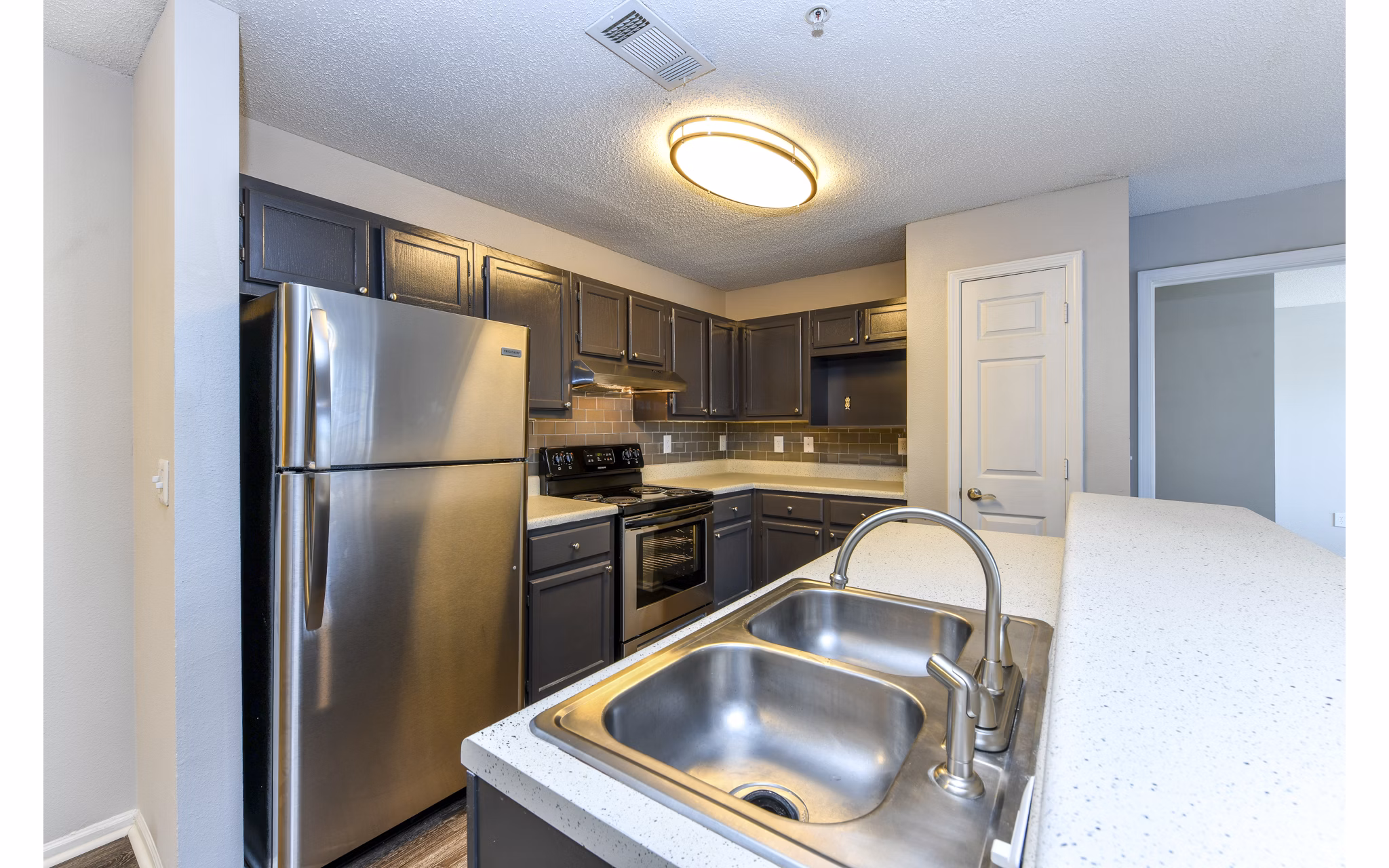 Spacious kitchen with modern appliances at The Palmer ApartmentsLuxuryãƒ¼ã‚«ãƒ¼