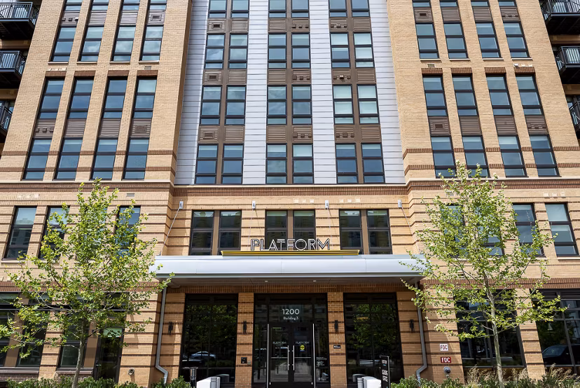 Modern coworking space at GS Platform featuring collaborative workstations and natural lighting