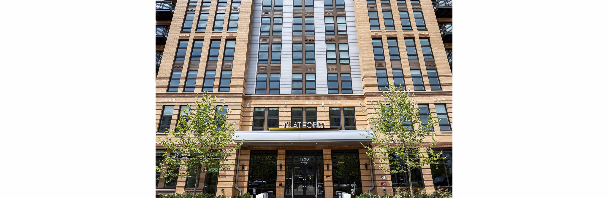 Modern coworking space at GS Platform featuring collaborative workstations and natural lighting