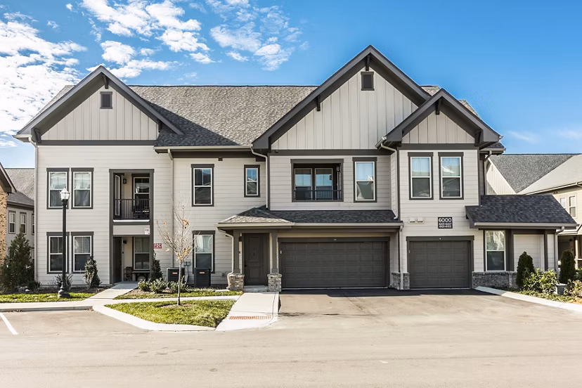 Novel Lockwood Glen Apartments: Stylish clubhouse in a serene suburban setting