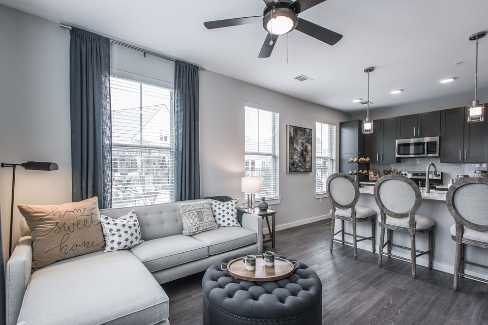 Spacious living room with modern decor at Novel Lockwood Glen Apartments, Franklin