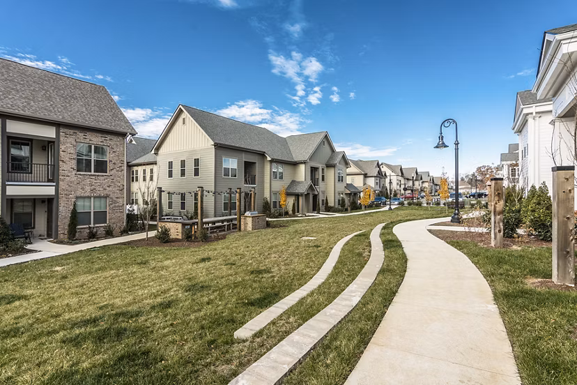 Courtyard with lush landscaping and seating areas at Novel Lockwood Glen luxury apartments in vibrant neighborhood setting