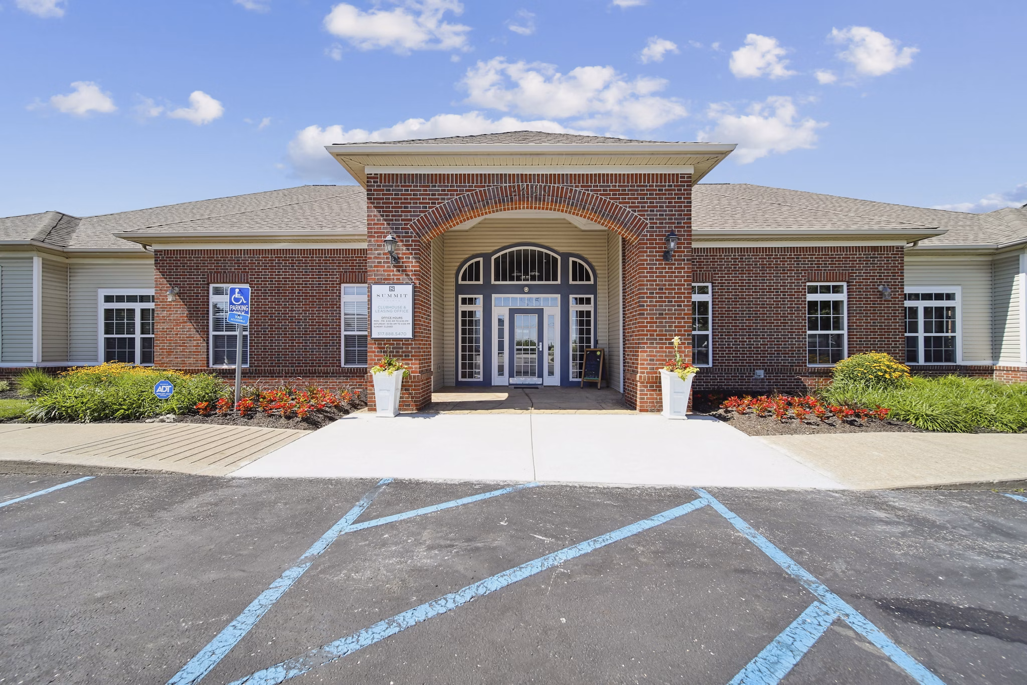 Building/Exterior at Summit Pointe Apartments