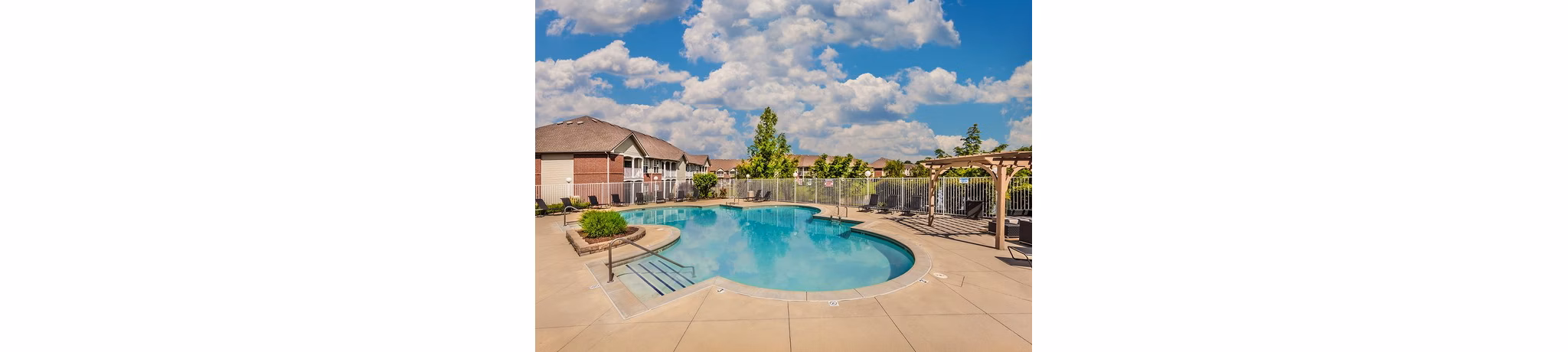 pool at Summit Pointe Apartments