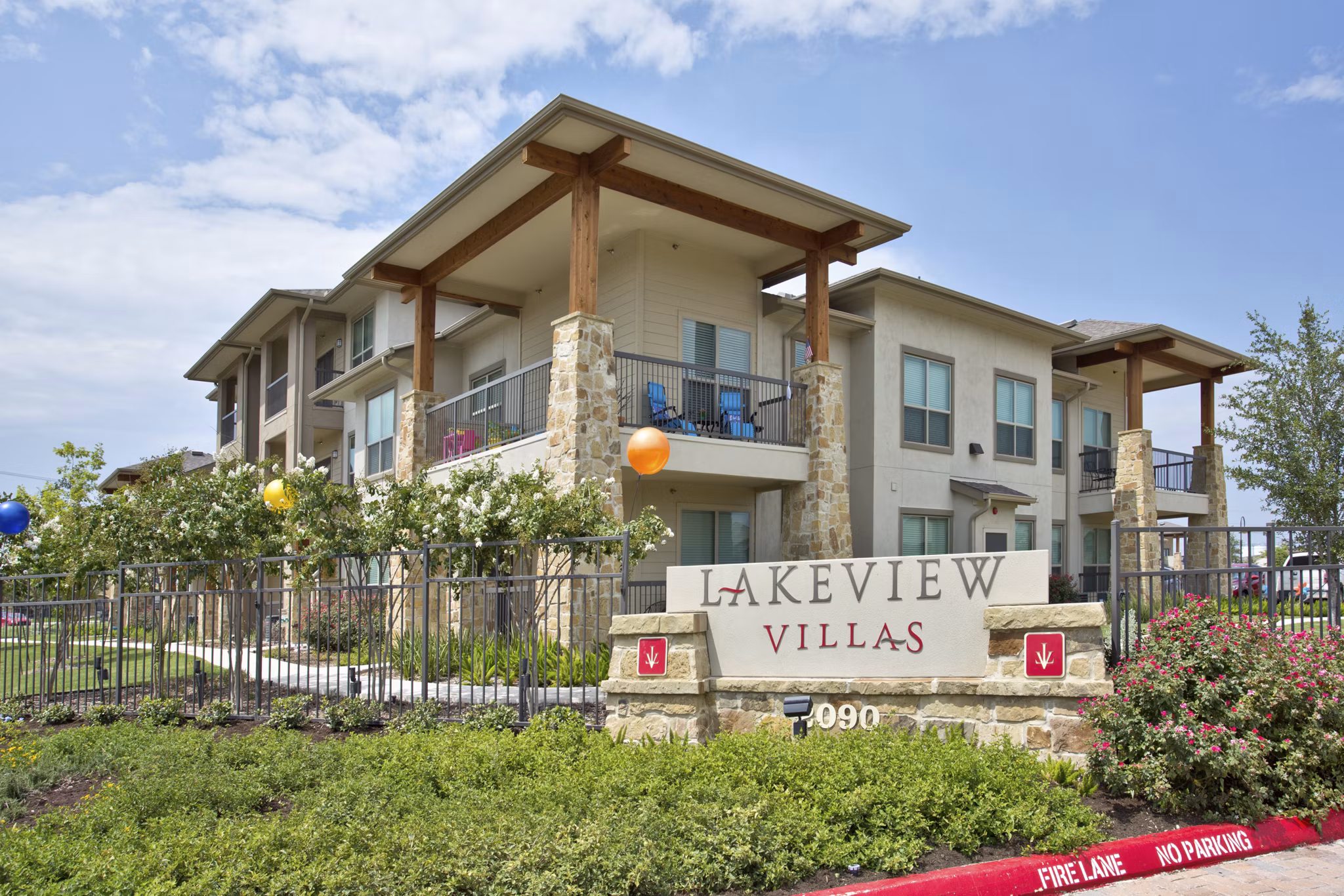 Lakeview Villas: Contemporary luxury apartments with scenic views in prime location