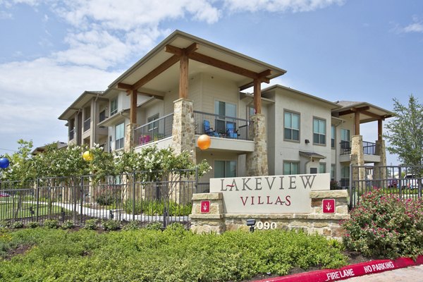 exterior at Lakeview Villas Apartments