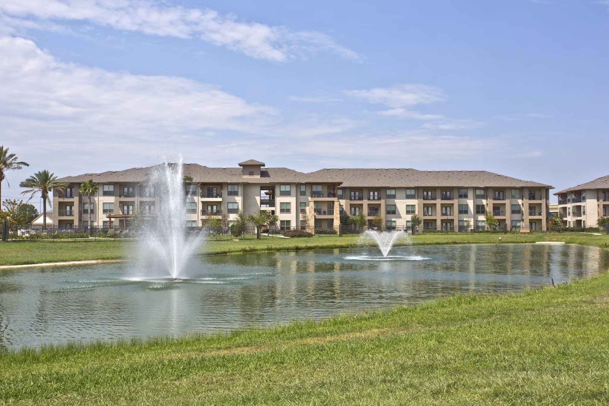 Lakeview Villas: Contemporary luxury apartments in scenic surroundings