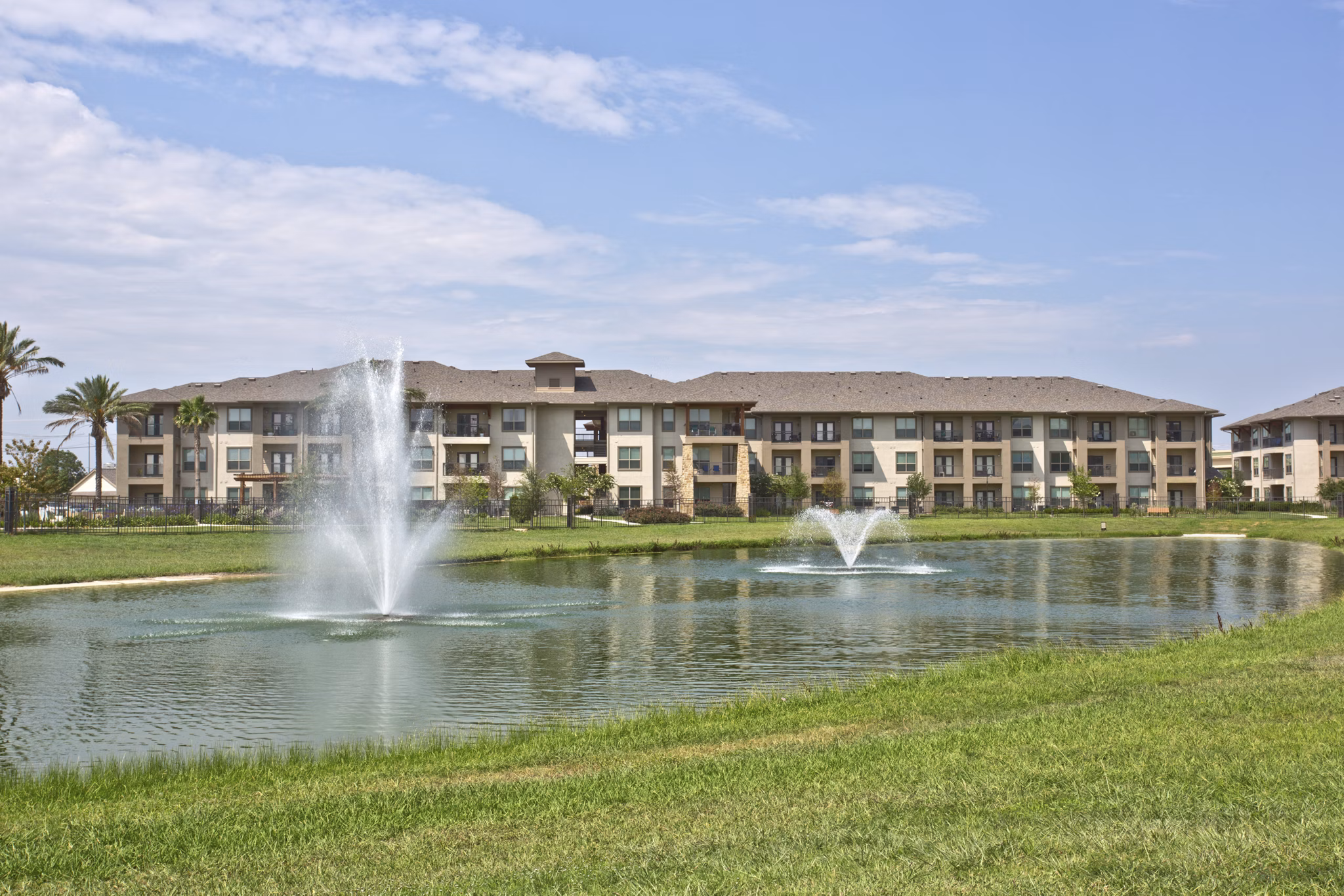 Lakeview Villas: Contemporary luxury apartments in scenic surroundings