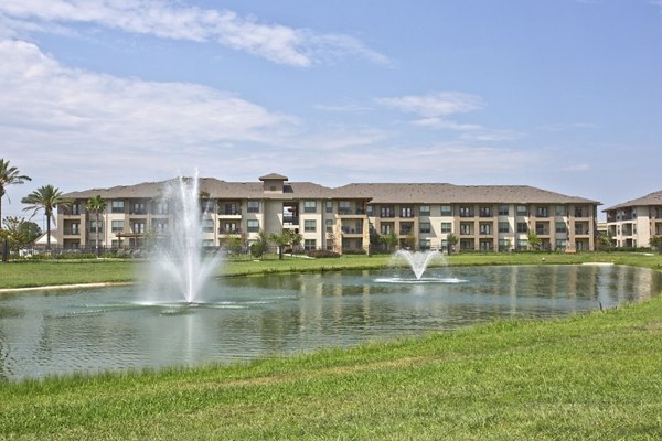 exterior at Lakeview Villas Apartments